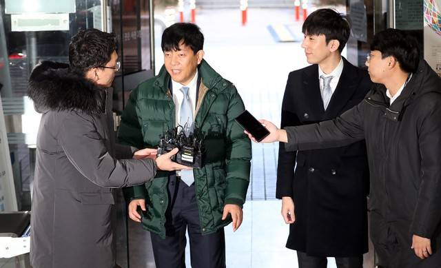 여객자동차 운수사업법 위반 혐의로 기소된 이재웅 쏘카 대표와 타다 운영사 브이씨엔씨(VCNC)의 박재욱 대표가 작년 12월 2일 서울중앙지법에서 열리는 첫 공판에 출석하고 있다. 박종식 기자 anaki@hani.co.kr