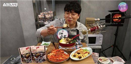 CJ오쇼핑의 모바일 생방송 채널 '쇼크라이브' 방송 장면. /CJ ENM 제공