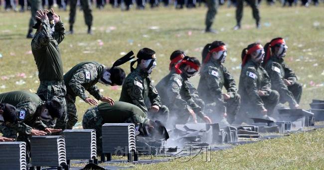 격파 시범 중인 육군 특수전사령부 요원들의 모습. 박해묵 기자/mook@heraldcorp.com