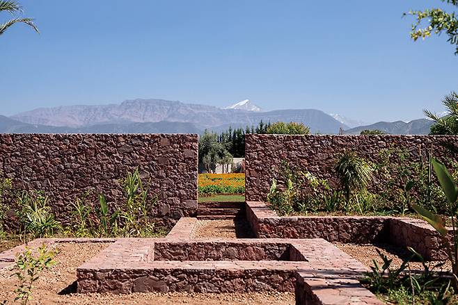 붉은 땅과 벽돌, 초록 식물, 푸른 하늘, 만년설의 흰색까지. 우리카 정원 입구에서 마주한 마라케시의 네 가지 색.