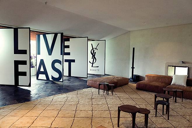 우리카 협곡의 빌라 E에서 진행된 퓨어샷 프레젠테이션 현장. 이브 생 로랑 뮤지엄을 디자인한 젊은 프랑스 건축가 듀오, 카를 푸르니에와 올리비에 마르티의 ‘스튜디오 KO’가 디자인했다.