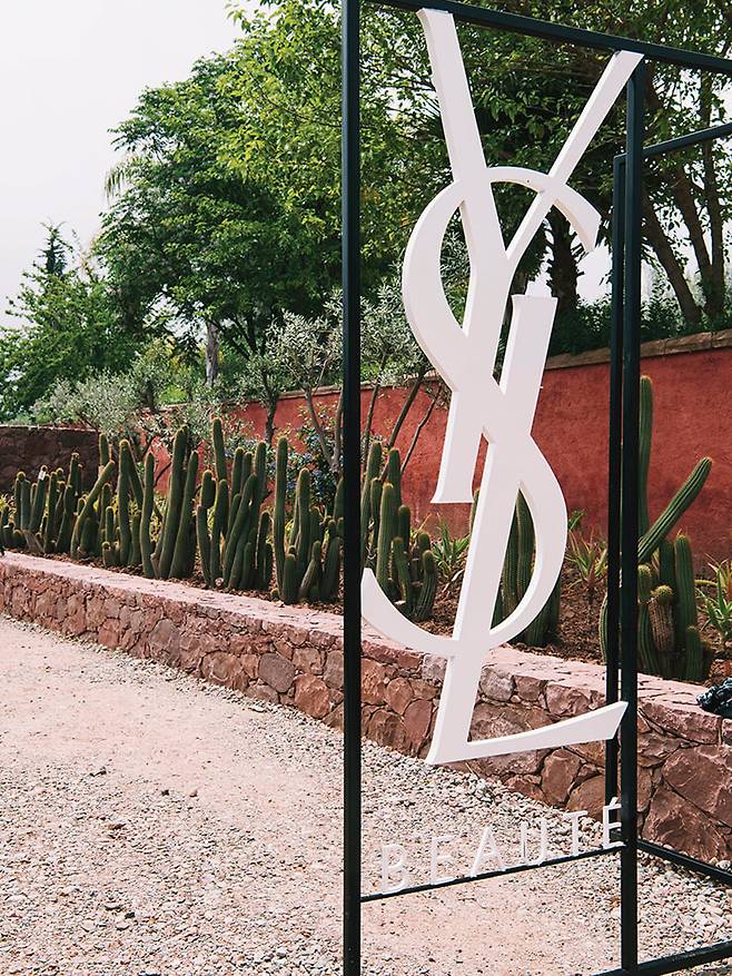 우리카 정원 입구를 장식한 YSL 카산드라 로고.