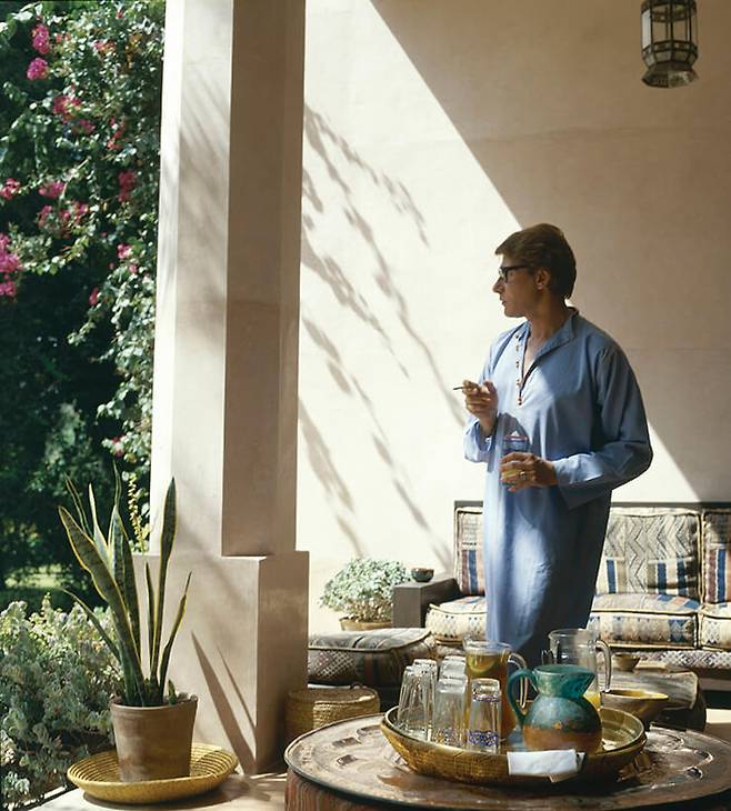 빌라 오아시스에서 여유로운 한때를 보내고 있는 이브 생 로랑.