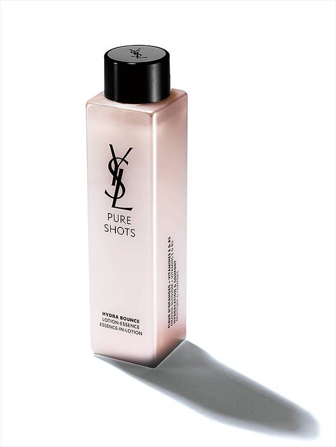 한 방울에 수천 개의 마이크로캡슐이 들어 있어 피부에 닿을 때 폭발하는 수분감을 느낄 수 있는 하이드라 바운스 에센스 인 로션, 8만원대, YSL Beauty.