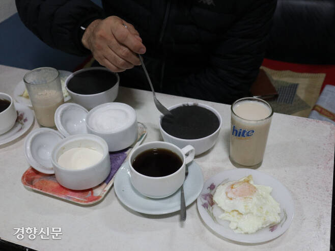 왕자다방의 아침 메뉴. 콩물 한 잔과 깨죽 한 그릇, 계란 프라이 두 개, 커피 한 잔을 내주고 2000원을 받는다.