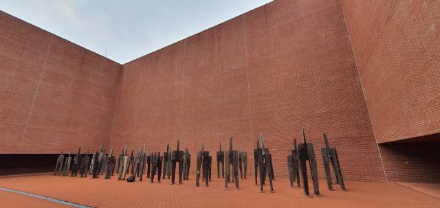 서소문역사박물관 내 위치한 하늘광장. 높이 솟은 적벽돌 벽은 결국 시선이 하늘에 머무르게 한다./권혁준기자