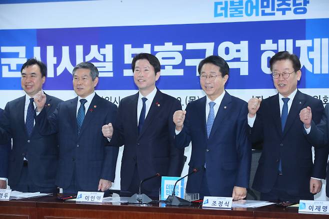 9일 국회 의원회관에서 열린 ‘군사시설 보호구역 해제 및 완화’를 위한 당정협의회에서 참석자들이 기념촬영을 하고 있다.    왼쪽부터 더불어민주당 윤관석 정책위 수석부의장, 정경두 국방부 장관, 이인영 원내대표, 조정식 정책위의장, 이재명 경기도지사. /연합뉴스