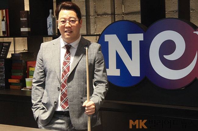 "오늘은 젠틀맨" 강동궁이 큐를 들고 카메라를 향해 포즈를 취하고 있다.