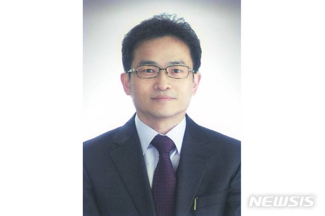 [전주=뉴시스]윤난슬 기자 = 전북대학교 유동진(생명과학과 및 에너지·저장 변환 공학과) 교수.(사진=전북대 제공)