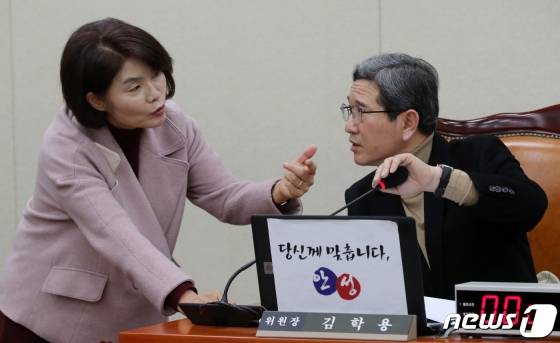 김학용 국회 환경노동위원장과 한정애 더불어민주당 간사가 지난달 16일 서울 여의도 국회에서 열린 환경노동위원회 전체회의에서  대화하고 있다. / 사진제공=뉴스1