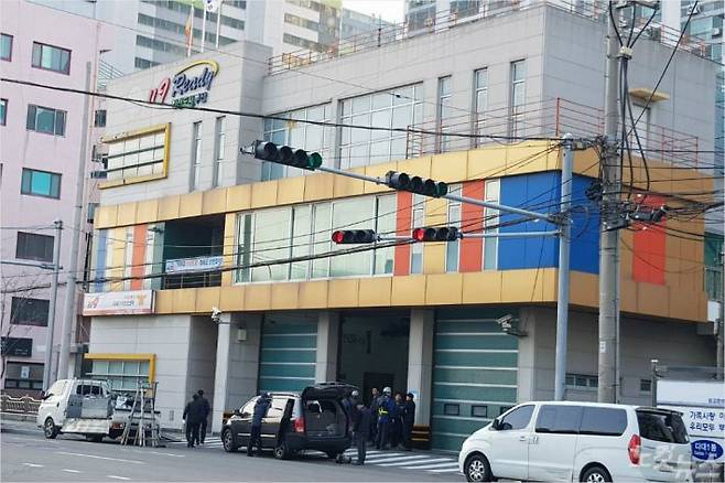 지난해 말 셔터가 추락해 소방관이 숨진 부산 사하소방서 다대119안전센터. (사진=부산CBS 박진홍 기자)