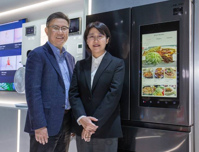 유미영(오른쪽) 삼성전자 생활가전사업부 상무와 구성기 상무가 8일(현지시간) 미국 라스베이거스에서 진행 중인 ‘CES2020’에서 간담회 직후 기념촬영을 하고 있다. /사진제공=삼성전자