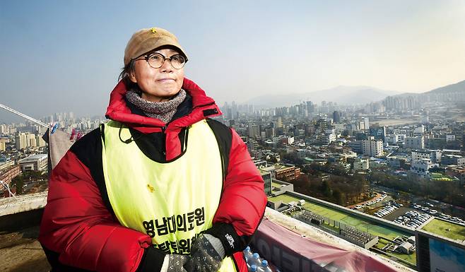 대구 영남대병원(영남대의료원) 해고노동자(보건의료노조 대구경북지부영남대병원 간호사) 박문진씨가 \'노조 기획탄압 진상조사와 재발방지 및 해고자 복직과 노동조합 원상회복\' 등을 요구하며 영남대병원 본관 옥탑에서 고공농성을 하고 있다. 대구/강재훈 선임기자 khan@hani.co.kr