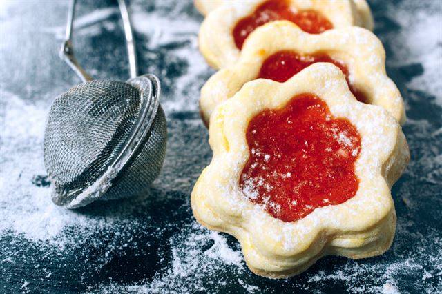 잼을 활용해 ‘엄지 쿠키’를 만들 수 있다. 게티이미지뱅크