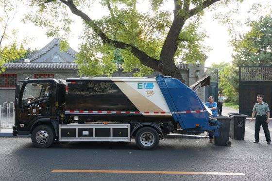 베이징 미세먼지 개선을 위해 베이징 천안문 광장 인근에서 쓰레기를 수거하는 전기 쓰레기차. 천권필 기자