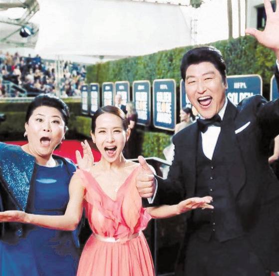 '기생충' 출연배우 이정은, 조여정, 송강호(왼쪽부터)가 5일(미국 현지시간) LA 골든글로브시상식 레드카펫에서 환하게 웃고 있다. 기생충'의 북미 배급사 네온이 골든골로브 외국어영화상 수상 이후 자사 트위터에 공개했다. [트위터 캡처]