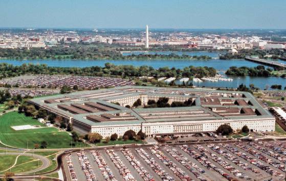 할리우드 영화에 자주 등장하는 펜타곤 모습. 날아가는 새의 시각으로 내려다 보는 ‘버드 아이 뷰 숏’이다. 비싼 비행기를 빌려야 촬영할 수 있었던 이 같은 장면은 이제 아주 흔하다. 드론 때문이다. [중앙포토]