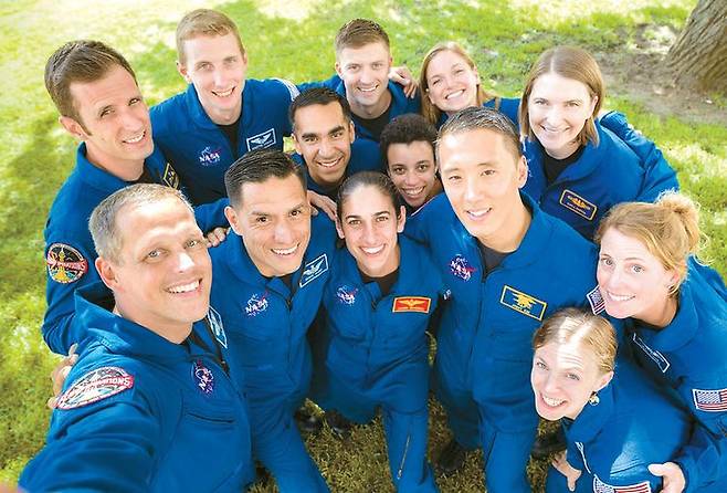 우주비행사 프로그램을 마친 동료들. 사진 오른편 남성이 조니 김.