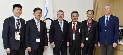 바흐 IOC 위원장과 박양우(왼쪽에서 두 번째) 문체부 장관을 비롯한 한국유치단 [국제올림픽위원회(IOC) 제공]