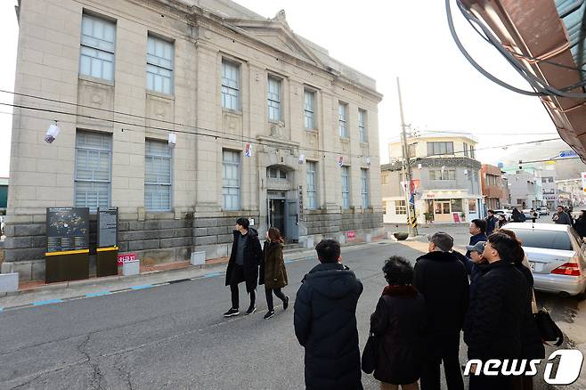 손혜원 무소속 의원의 목포 원도심 부동산 투기 의혹이 제기된 지 1년여 지난 11일 오후 관광객들이  목포시 중앙동 목포근대역사관 2관을 둘러보고 있다. 2020.1.12 /뉴스1 © News1 한산 기자