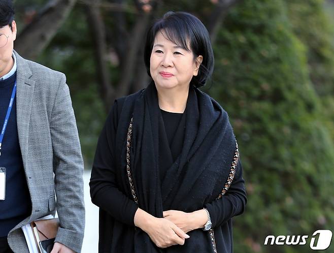 목포 부동산 투기 의혹을 받고 있는 무소속 손혜원 의원이 지난달 16일 오후 서울 양천구 서울남부지방법원에서 열린 4차 공판에 출석하고 있다. 2019.12.16 /뉴스1 © News1 DB