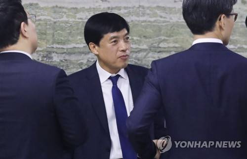 이성윤 검찰국장 (서울=연합뉴스) 김인철 기자 = 서울중앙지검장으로 임명된 이성윤 법무부 검찰국장이 지난 9일 국회를 방문해 법제사법위원회 국무위원 대기실 앞에서 관계자들과 대화하고 있다. yatoya@yna.co.kr