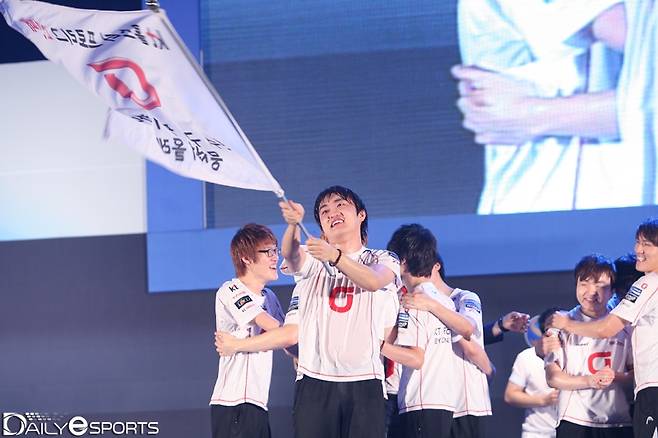 프로리그 2년 연속 우승을 차지한 kt 롤스터 이영호가 팀깃발을 흔들었다.