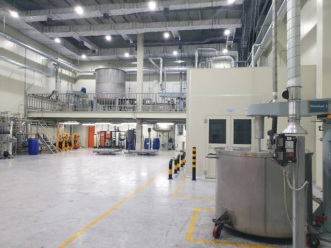 에버켐텍 생산 공장 내부. 에버켐텍이 생산하는 대전방지코팅제를 포함한 기초 화학소재들은 모두 수용성 물질로 물이 가장 중요한 기초 원료로 사용된다. (사진=김호준 기자)