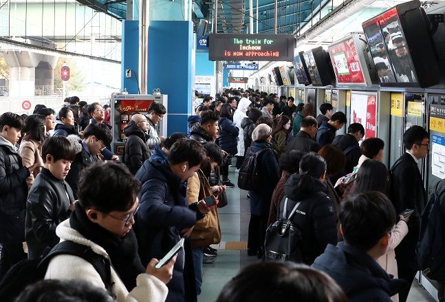 출근시간대 이용객들이 서울 지하철 1호선을 기다리는 모습. 사진=뉴시스