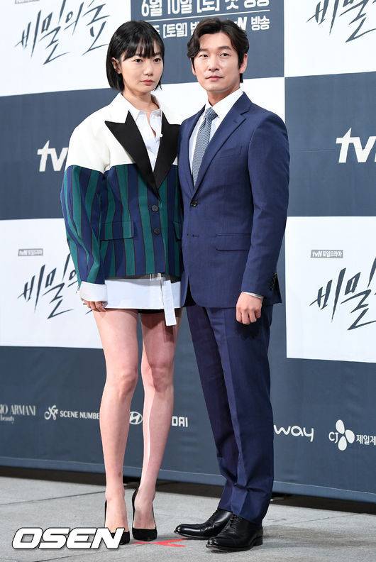 [OSEN=지형준 기자] 30일 오후 서울 강남구 논현동 임피리얼팰리스서울에서 열린 tvN '비밀의 숲' 제작발표회에서 배우 배두나, 조승우가 포토타임을 하고 있다. /jpnews@osen.co.kr