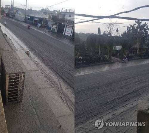화산재 덮인 필리핀 도로 (하노이=연합뉴스) 필리핀 수도 마닐라에서 남쪽으로 65㎞가량 떨어진 탈(Taal) 화산이 12일(현지시간) 폭발한 가운데 화산 인근 지역의 한 도로가 화산재로 덮여 있다. 2020.1.13 [필리핀 한인 총연합회 제공. 재판매 및 DB 금지]