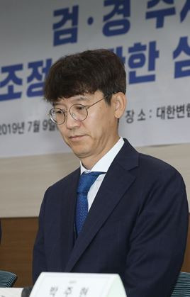 김웅 대검찰청 미래기획형사정책단장이 지난해 7월 9일 오후 서울 강남구 대한변호사협회 회관에서 열린 '검경수사권 조정에 관한 심포지엄'에서 토론자들의 발언을 경청하고 있다. 사진=뉴스1