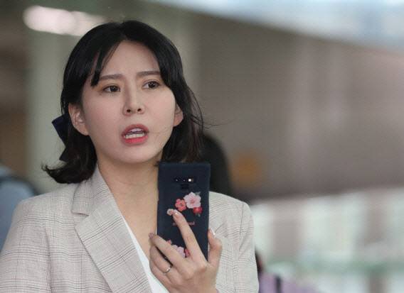 고(故) 장자연 사건 주요 증언자인 배우 윤지오씨가 지난해 4월 캐나다로 출국하기 위해 인천공항으로 들어서고 있다.(사진=연합뉴스)