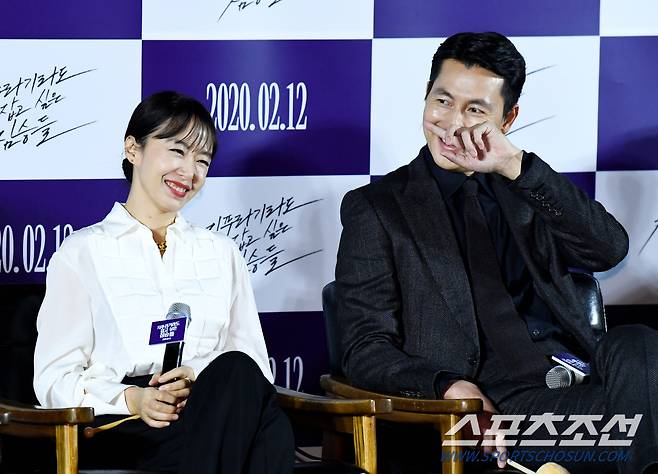 '왜 이제서야...' 제작발표회에 참석한 전도연, 정우성이 영화 이야기를 하며 쑥스러운 미소를 보이고 있다.