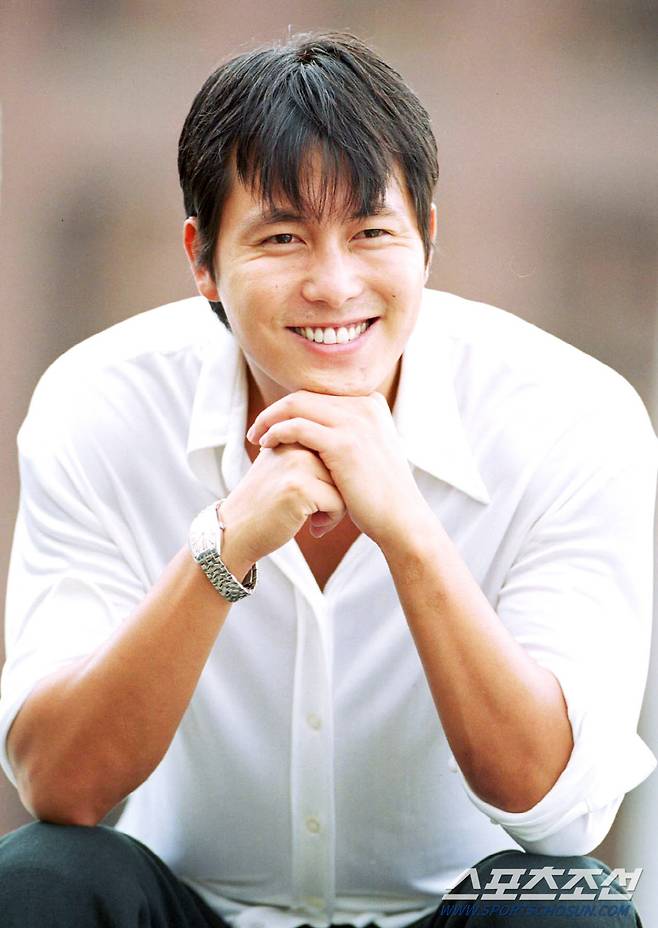 1999년 밝은 미소로 포즈를 취하는 정우성.