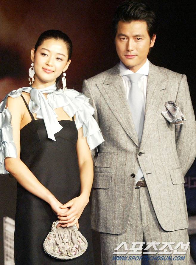 2005년 부산국제영화제에서 전지현과 함께 포즈를 취하고 있는 정우성.
