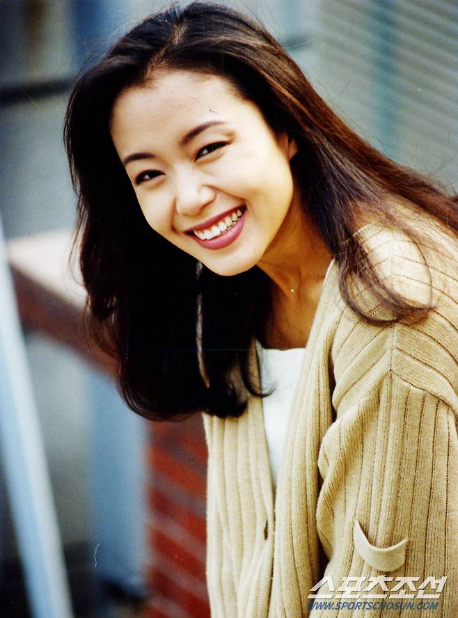 1995년 인터뷰에 앞서 포즈를 취하고 있는 전도연.
