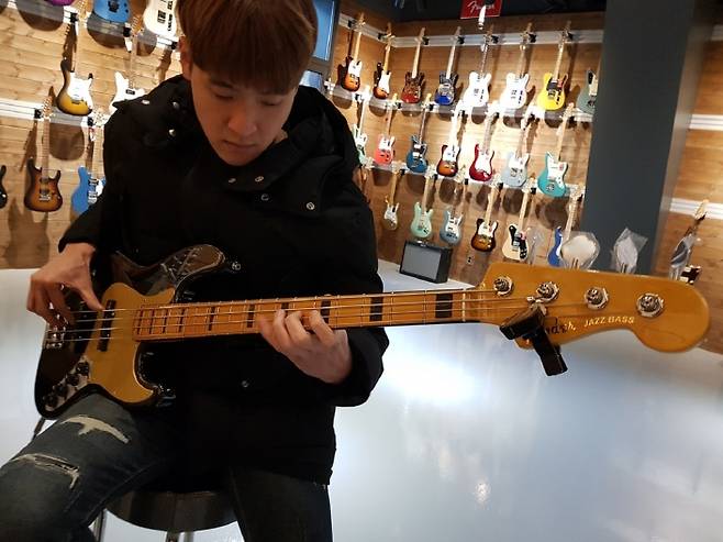 방탄소년단(BTS) 라이브밴드 리더/베이시스트 김기욱이 펜더 아메리칸 울트라 베이스 기타를 시연하고 있다.
