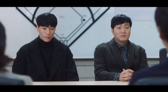 드라마 스토브리그 속 에이전트로 변신한 고세혁 전 스카우트임장(오른쪽). [사진 SBS]