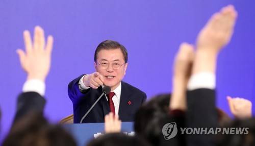 문 대통령, '무엇이든 물어보세요' (서울=연합뉴스) 이진욱 기자 =  문재인 대통령이 14일 오전 청와대 영빈관에서 열린 2020 신년 기자회견에서 질문을 요청하는 기자를 지정하고 있다. cityboy@yna.co.kr