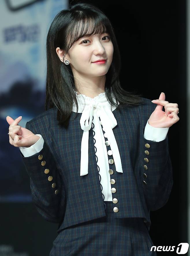 오마이걸 비니가 15일 오후 서울 강남구 선릉로 일지아트홀에서 열린 웹드라마 ‘귀신과 산다’ 제작발표회에 참석해 포즈를 취하고 있다. ‘귀신과 산다’는 어느날 구여은(베리굿 세형 분)이 운영하는 카페에 나타난 귀신가족과 조우하면서 벌어지는 코믹 에피소드를 담은 이야기를 그린다. 2020.1.15/뉴스1 © News1 김진환 기자