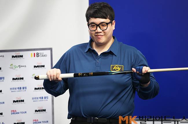 선지훈은 이 대회 우승으로 드림투어 2연속 우승이자 최초의 3회 우승자가 됐다. 선지훈이 결승전에서 승리한 후 큐를 들고 기뻐하고 있다.