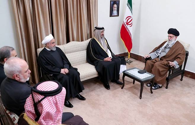 지난 12일(현지시간) 이란 수도 테헤란을 방문한 셰이크 타밈 빈 하마드 알타니 카타르 국왕(오른쪽 둘째)이 이란 최고지도자 아야툴라 알리 하메네이(오른쪽 첫째), 하산 로하니 이란 대통령(오른쪽 셋째)와 회담하고 있다. /사진=AFP