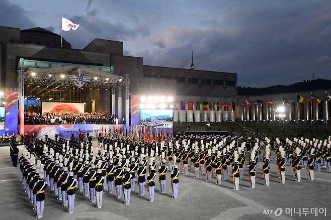 &nbsp;문재인 대통령이 1일 서울 용산구 전쟁기념관 평화의 광장에서 열린 제70주년 국군의 날 기념식에서 경례를 하고 있다. <사진공동취재단> / 사진=사진부 기자 photo@