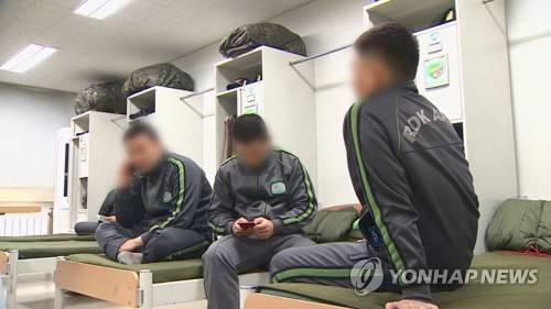 군 장병 휴대전화 [연합뉴스TV 제공]