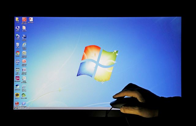 마이크로소프트(MS)의 PC용 '윈도7'에 대한 기술 지원이 종료된 14일 윈도7 운영체제가 설치된 모니터 화면이 켜져 있다. 윈도7을 계속 사용할 수는 있지만, MS가 업데이트를 지원해주지 않기 때문에 새로 등장하는 보안 위협과 바이러스 등에 취약해진다. 연합뉴스