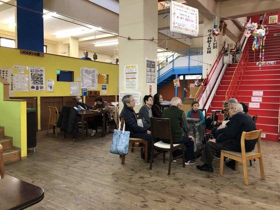 일본 데이케어 센터 '꿈의 호수촌'의 내부 모습. 휠체어가 다닐 수 있는 경사로도 있지만 계단이 많다.