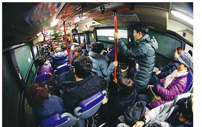 지난 7일 새벽 4시 서울 구로구 거리공원 버스정류장에서 출발한 6411번 버스 첫차가 강남 쪽 일터로 향하는 시민들로 가득 차 있다. 김명진 기자 littleprince@hani.co.kr