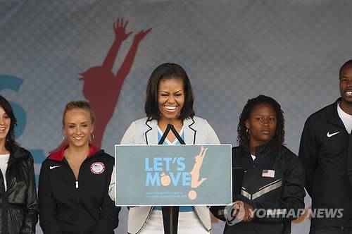 '렛츠 무브' 운동을 홍보하는 미셸 오바마 여사 [EPA=연합뉴스]