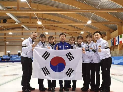 2020 세계예선대회 여자컬링 우승을 차지한 경기도청 (서울=연합뉴스) 여자컬링 국가대표 경기도청이 18일 핀란드에서 열린 2020 세계예선대회 플레이오프 결승전에서 이탈리아를 6-5로 제압하고 우승한 뒤 코치, 팀 관계자와 기념사진을 찍고 있다. [여자컬링 국가대표 경기도청 제공]